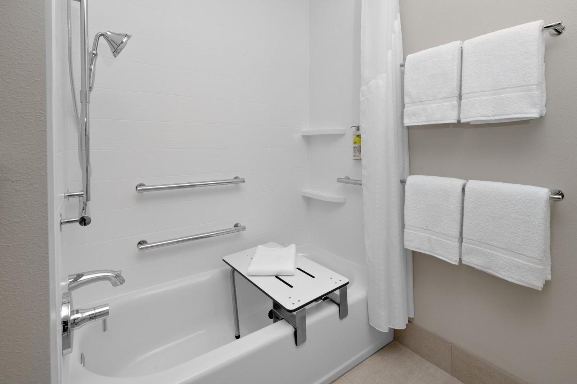 Holiday Inn Express & Suites - Elkhorn - Lake Geneva Area By Ihg Ngoại thất bức ảnh