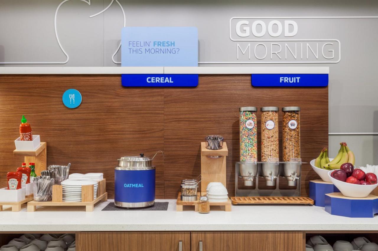 Holiday Inn Express & Suites - Elkhorn - Lake Geneva Area By Ihg Ngoại thất bức ảnh