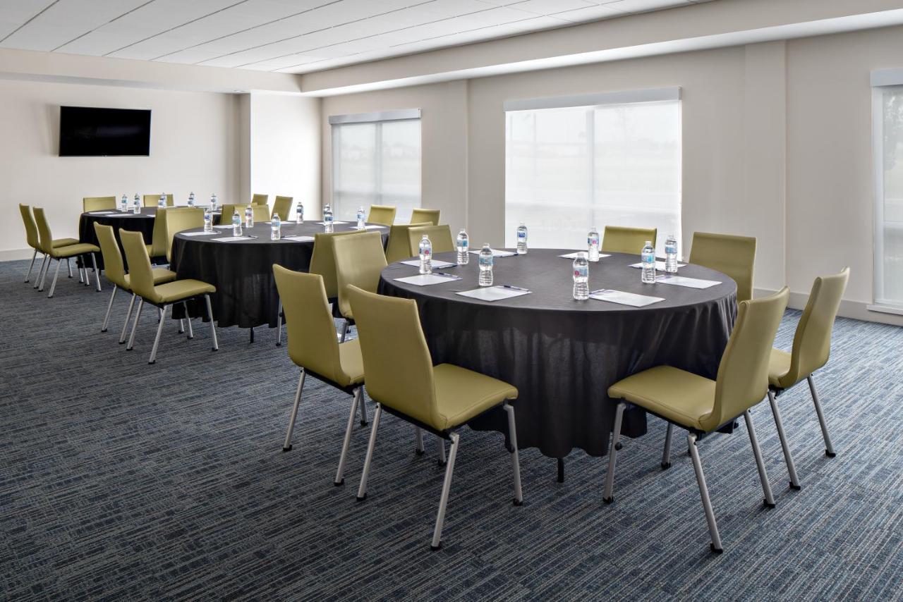Holiday Inn Express & Suites - Elkhorn - Lake Geneva Area By Ihg Ngoại thất bức ảnh