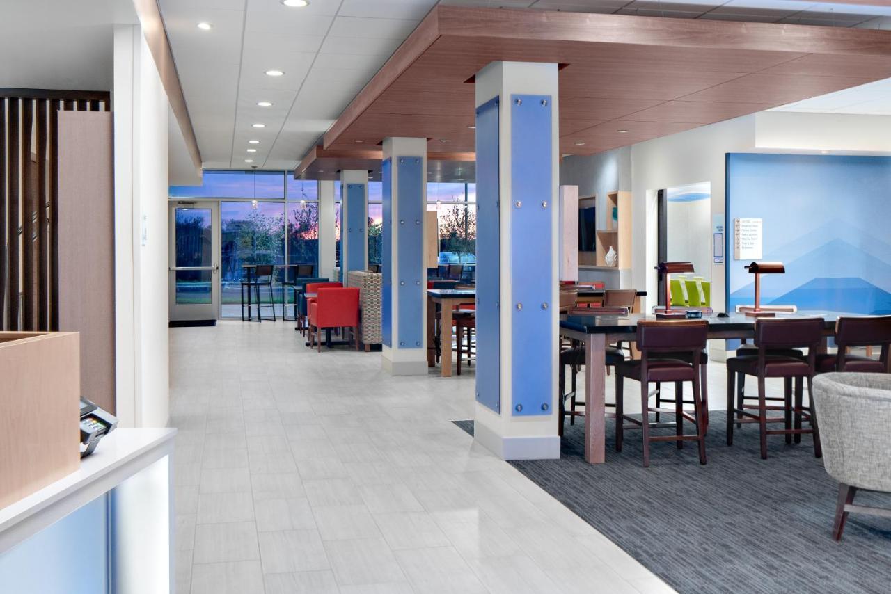 Holiday Inn Express & Suites - Elkhorn - Lake Geneva Area By Ihg Ngoại thất bức ảnh