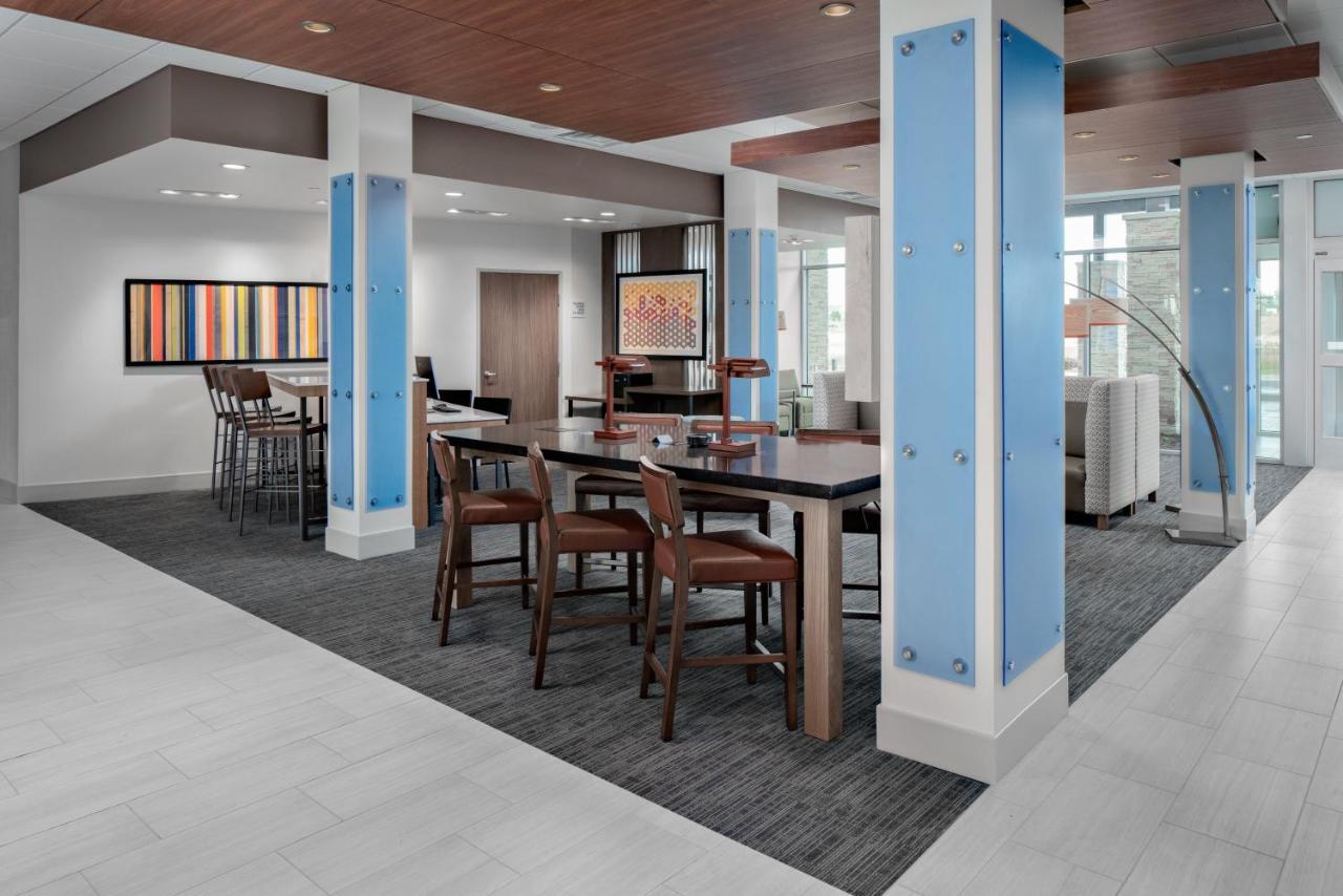 Holiday Inn Express & Suites - Elkhorn - Lake Geneva Area By Ihg Ngoại thất bức ảnh