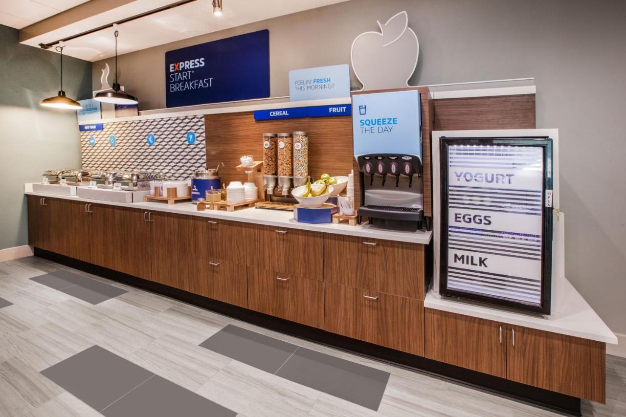 Holiday Inn Express & Suites - Elkhorn - Lake Geneva Area By Ihg Ngoại thất bức ảnh
